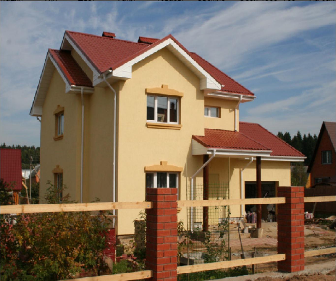 Оштукатуренный дом с красной крышей